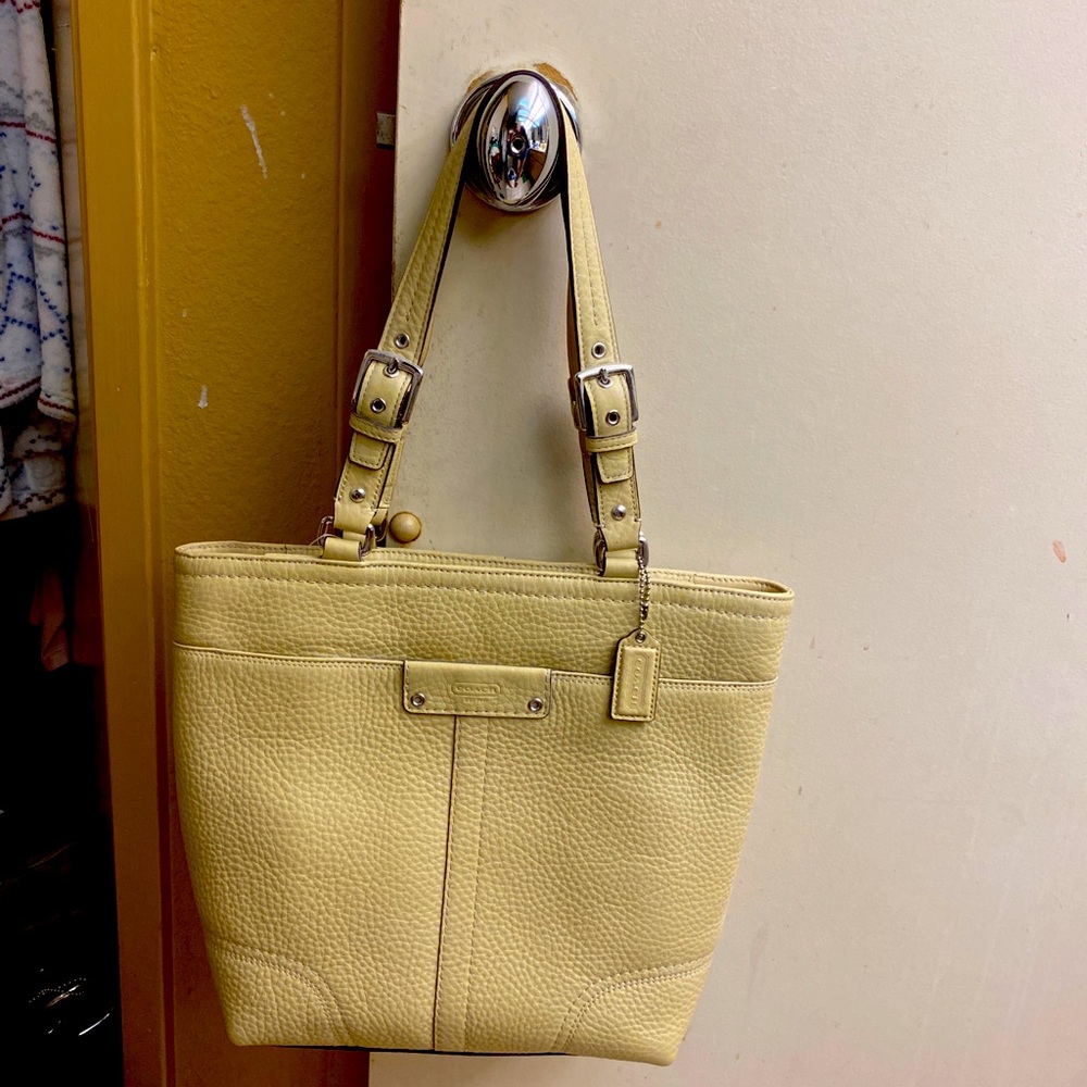 Authentic coach tan pebble textured purse new without tags.
